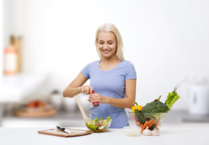 soľ soliť salt šalát žena woman salad