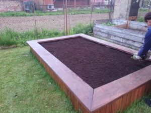 vyvýšený záhon slizniaky slimáky záhrada