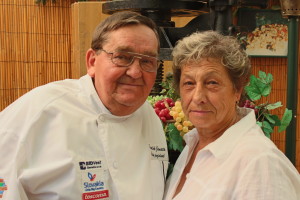 František Janata na snímke so spoluautorkou knihy Tradičné račianske jedlá s Anou Zvozilovou.